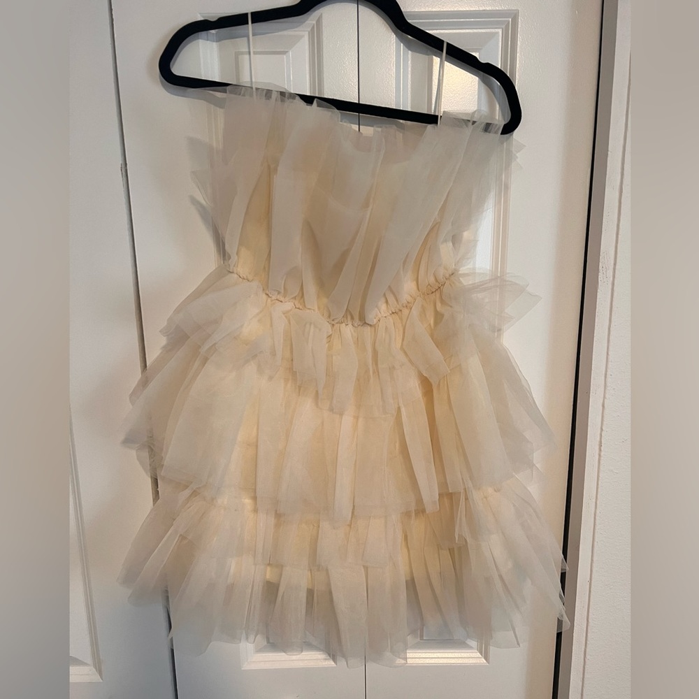 White/cream tulle strapless mini dress. NWT. Size small.